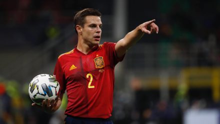 Azpilicueta señala al frente antes sacar banda