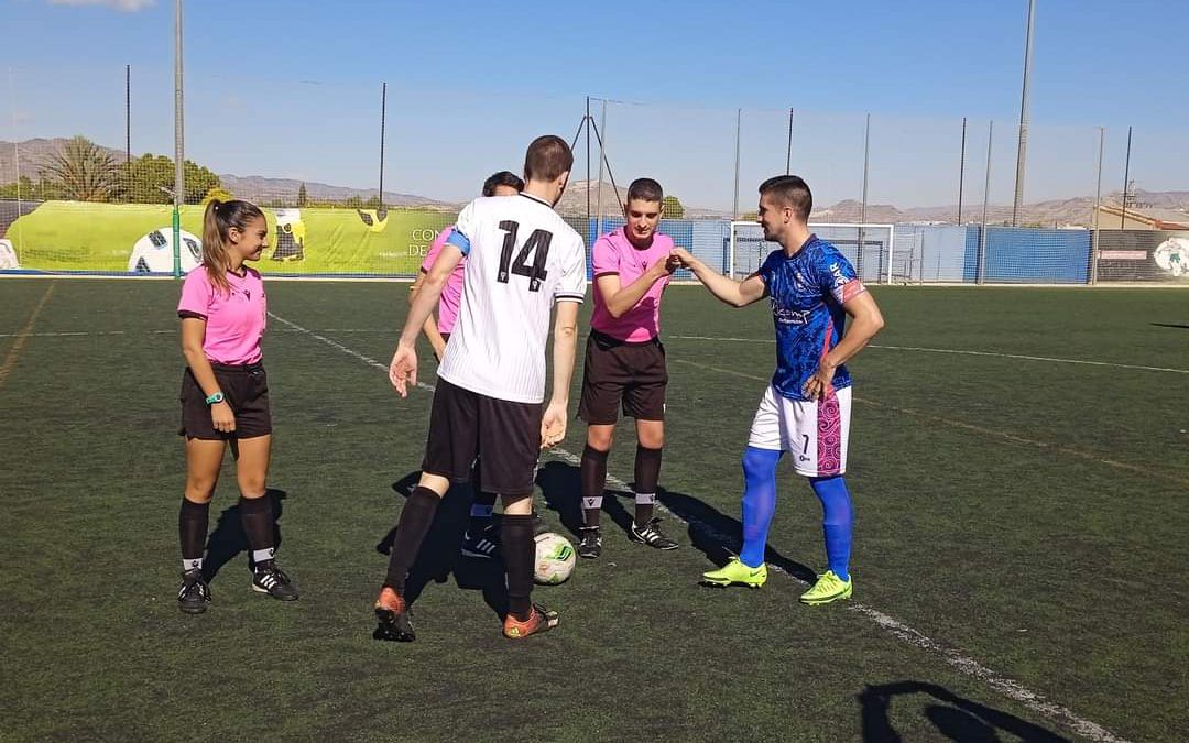 Los capitanes de ambos equipos junto al trío arbitral.