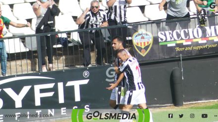 David Cubillas celebra gol con César