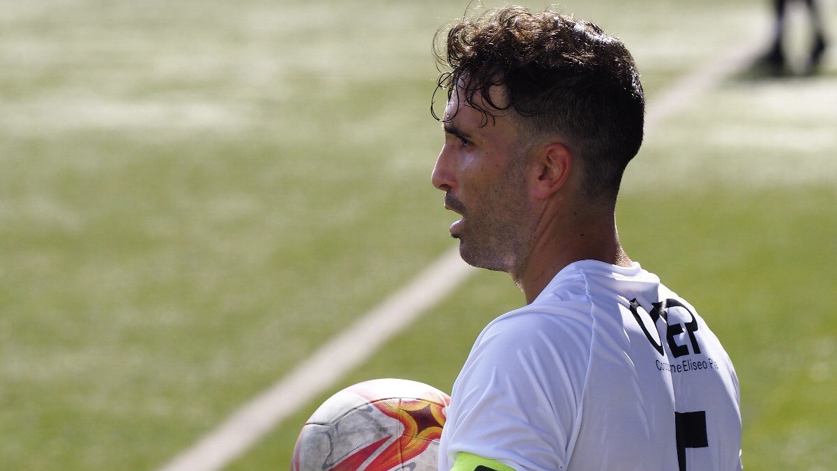 Jugador CD Olímpic saque de banda