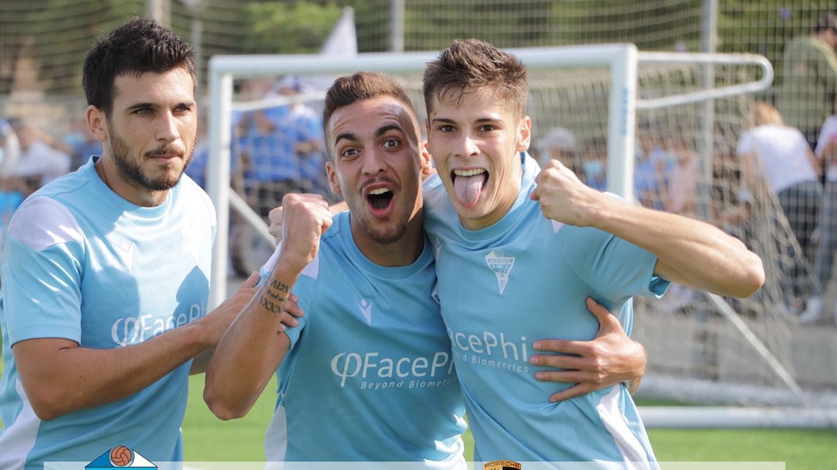 Heredia y Kevin Sanz celebran el gol