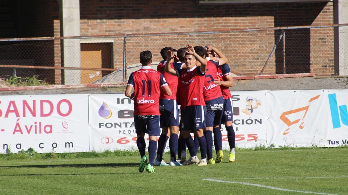 Jugadores Real Ávila celebran gol