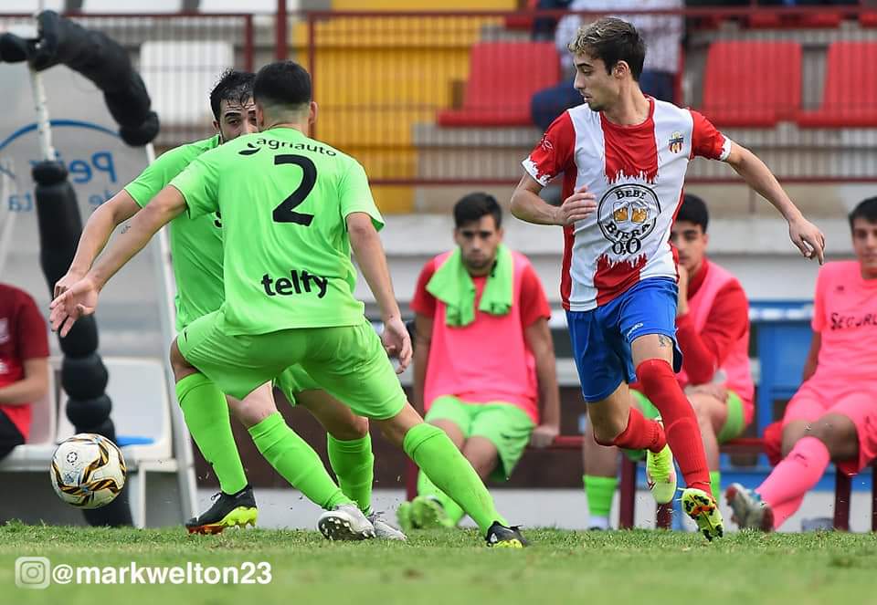 Un jugador del Santa Pola intenta robar el balón.