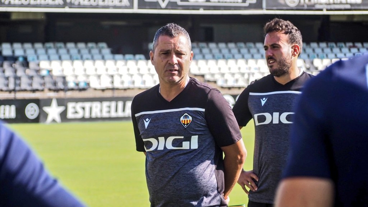Sergi Escobar mira al frente entrenamiento