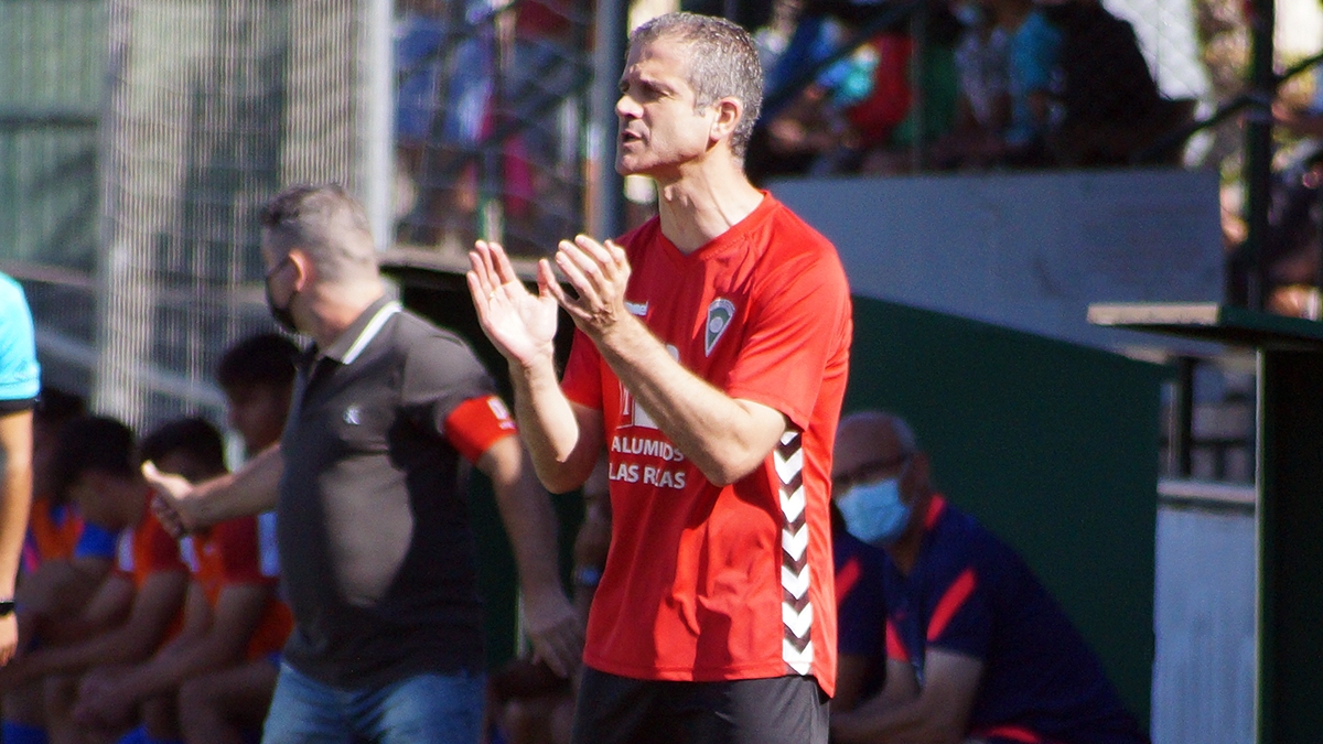 Fede Bahón aplaude a sus jugadores