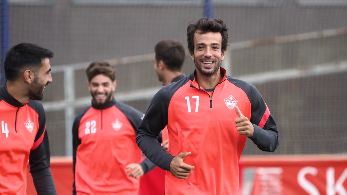 Fer Ruiz sonríe durante entrenamiento