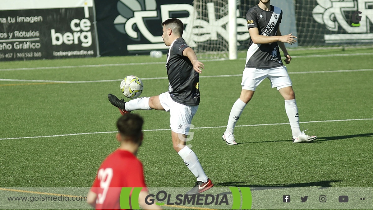 Jugador SC Requena controla el balón