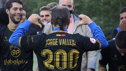 Jorge Vallejo señala reverso camiseta