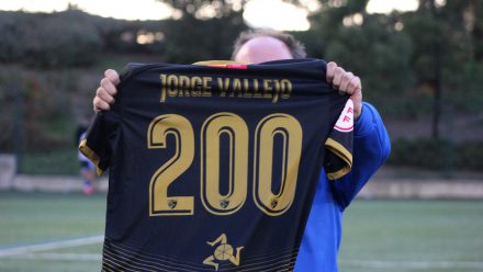Jorge Vallejo sujeta camiseta ED Moratalaz
