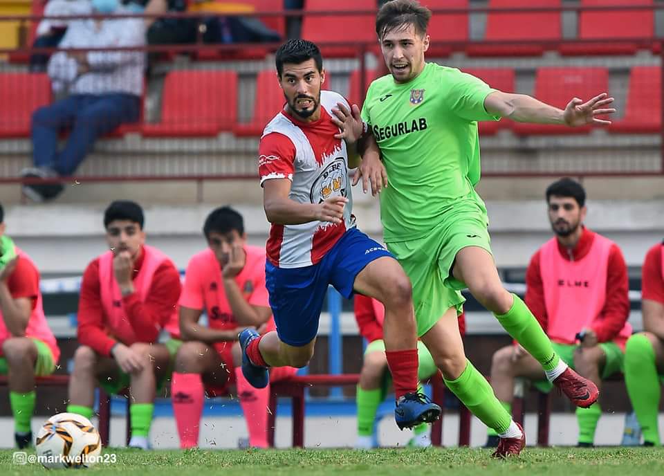 Un jugador santapolero recupera el balón