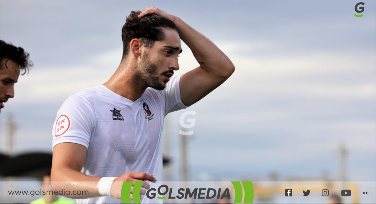 Un futbolista del Silla CF lamenta una ocasión.