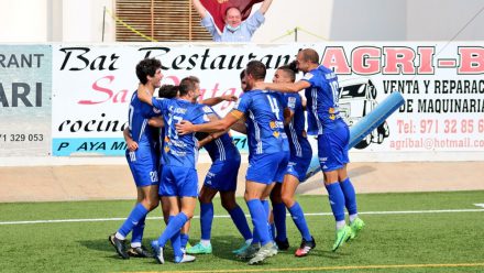 Jugadores CD Teruel celebran gol