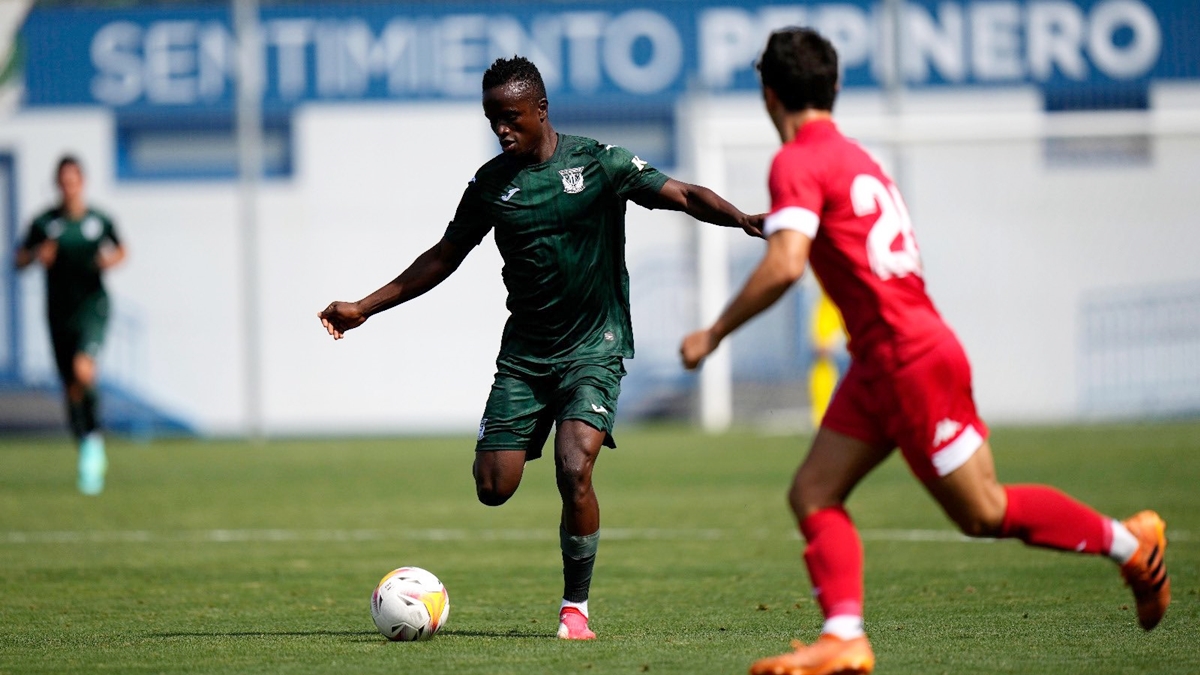 Jugador CD Leganés pasa el balón