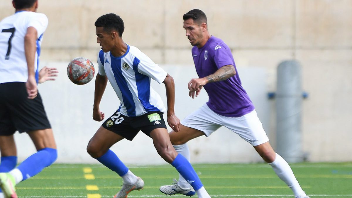 Un jugador del Hércules CF B protege el balón