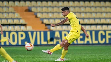 Sergio Lozano dispara a puerta