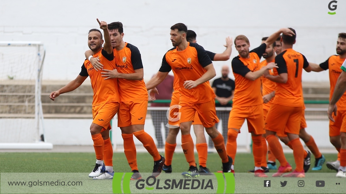 Jugadores UD Carcaixent celebran gol