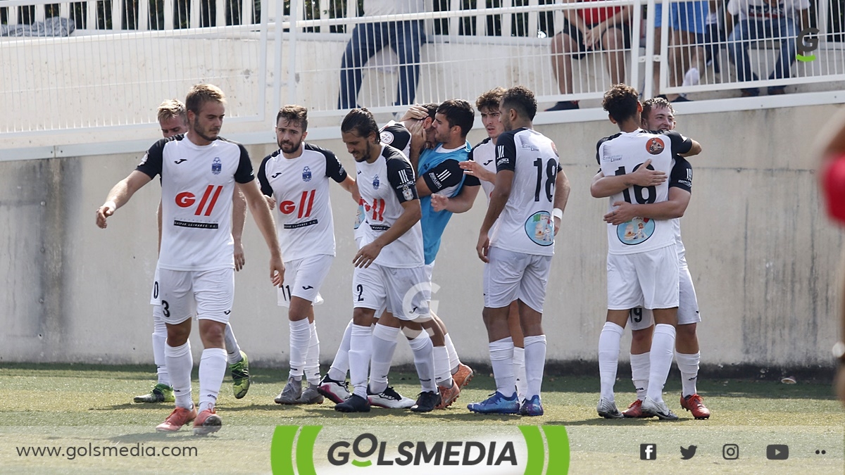 Jugadores Villajoyosa CF celebran gol