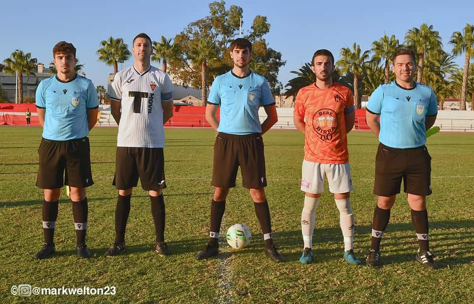 Los capitanes posan junto al trío arbitral