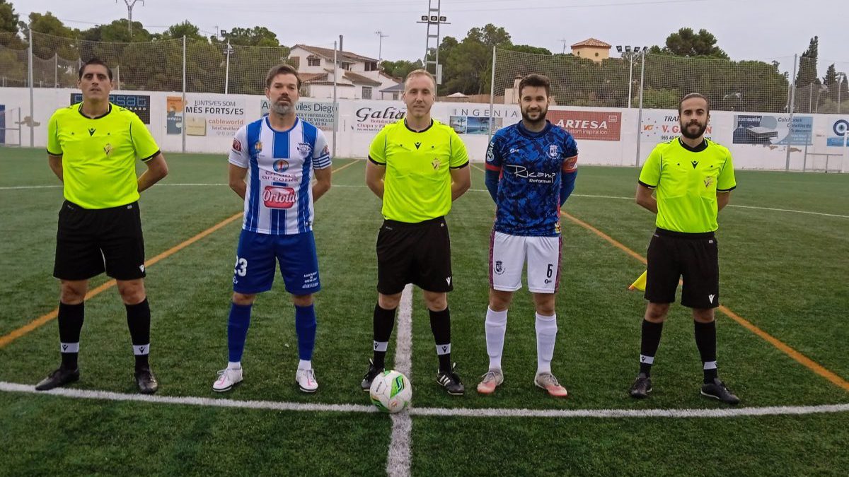 Capitanes y trío arbitral antes del partido.