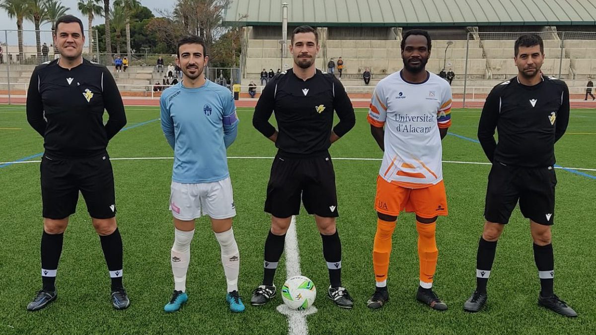 Capitanes y trío arbitral posan antes del inicio