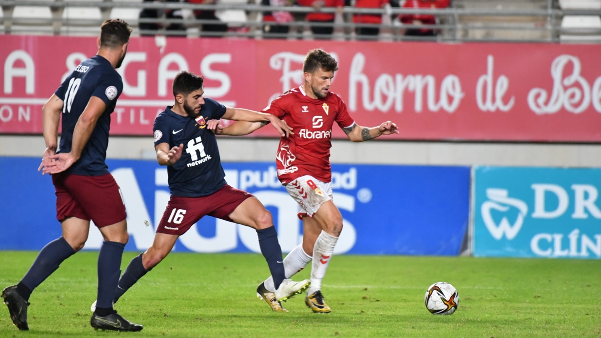 Jugador Real Murcia protege el balón