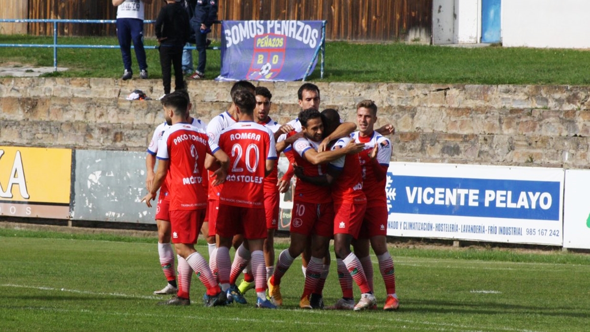 Jugadores CD Móstoles celebran gol