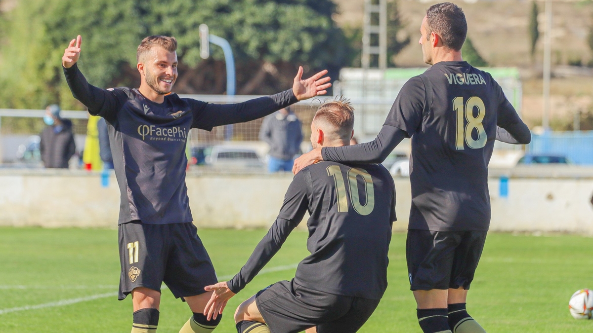 Jugadores CF Intercity celebran gol