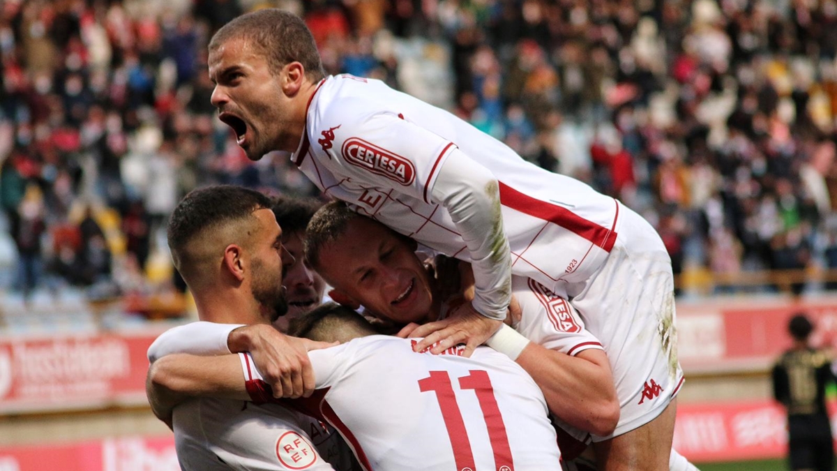 Jugadores Culural Leonesa celebran gol