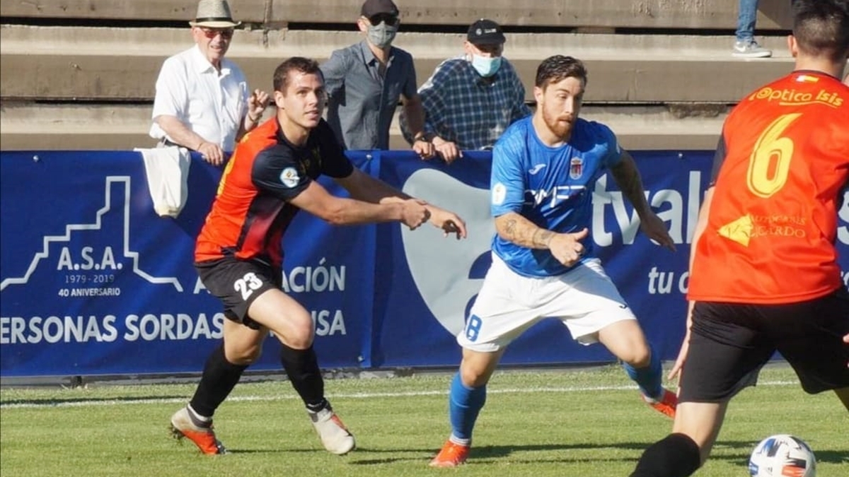 Cristian Ripoll persigue el balón