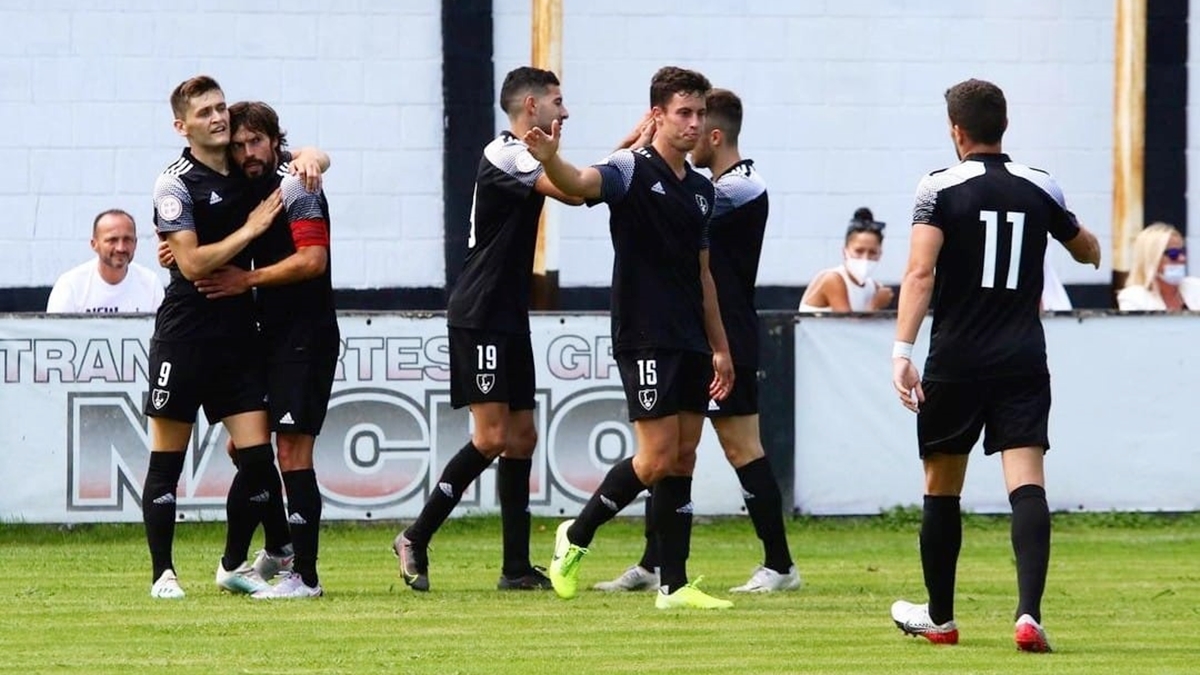 Álvaro Viña celebra gol compañeros