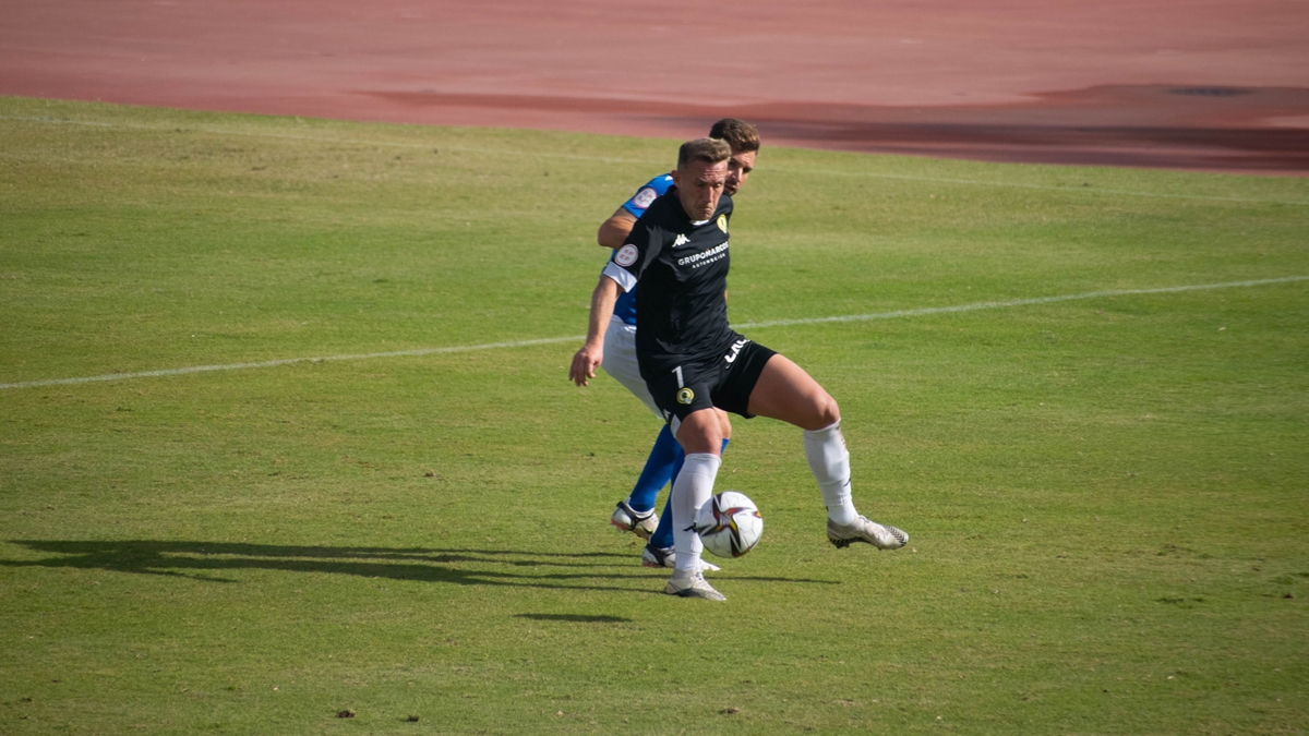 Aketxe protege el balón ante rival