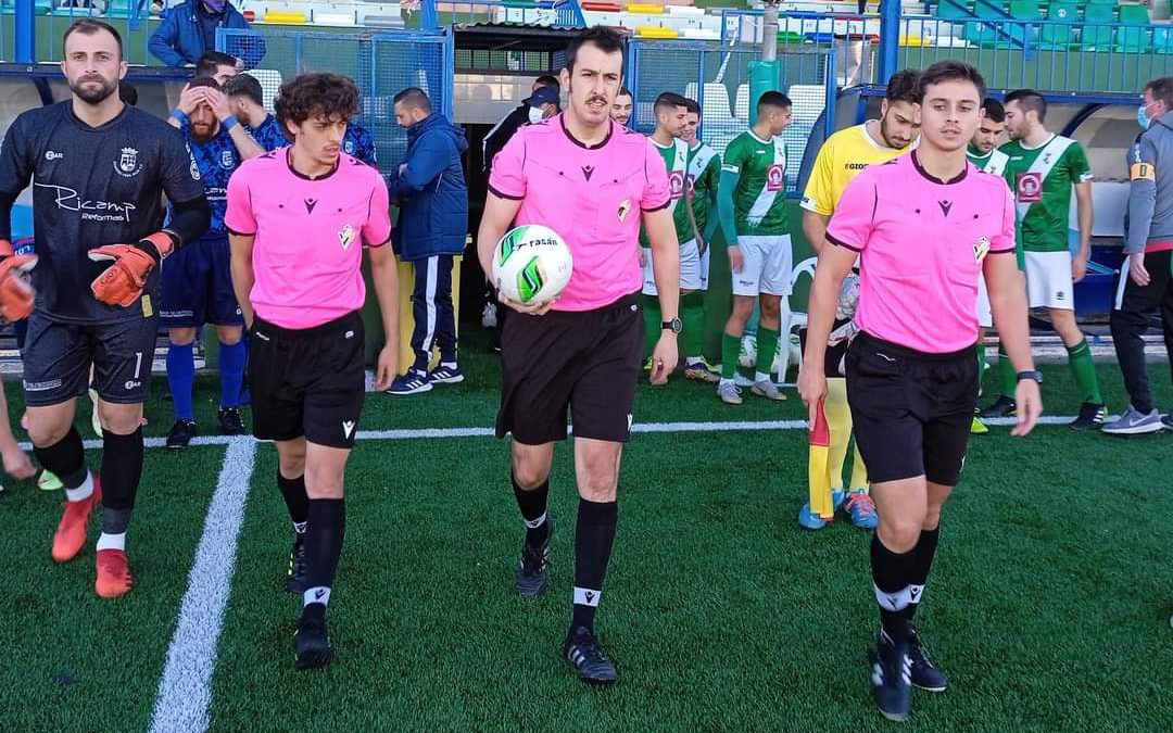 Jugadores y trío arbitral saltan al césped.