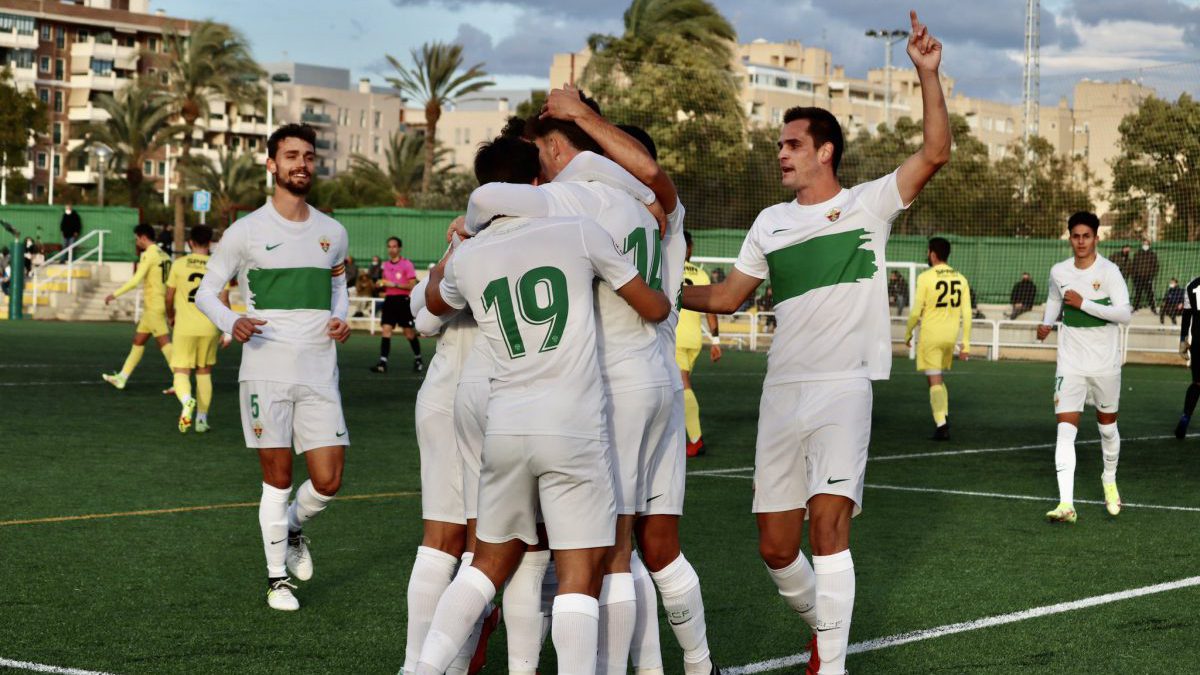 Los jugadores del Ilicitano CF celebran un gol