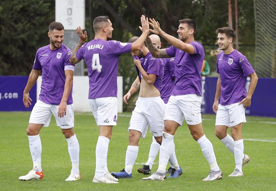 Los jugadores torrellaneros celebran el primer gol