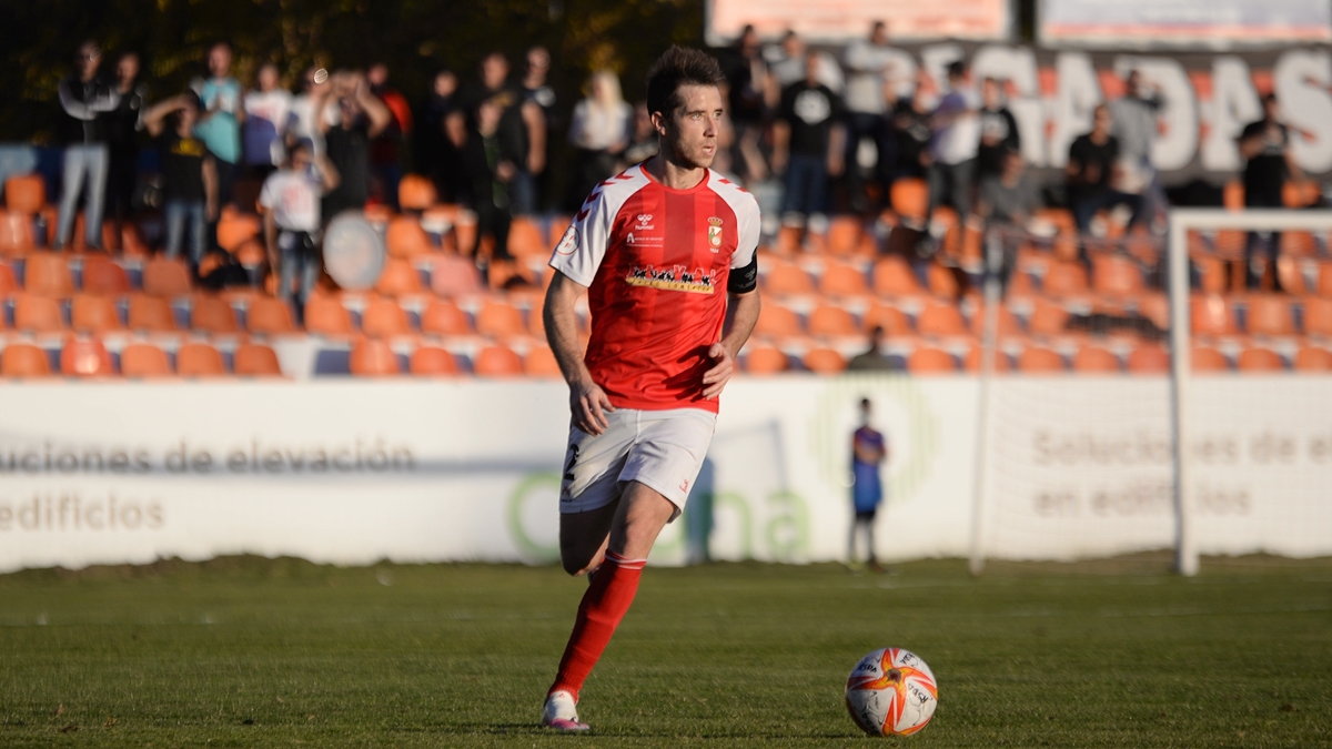 Antonio Huelves conduce el balón