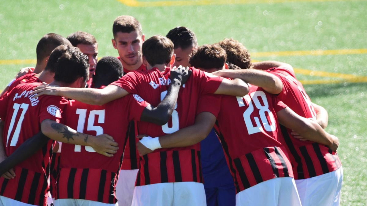 Jugadores Union Adarve abrazan entre sí