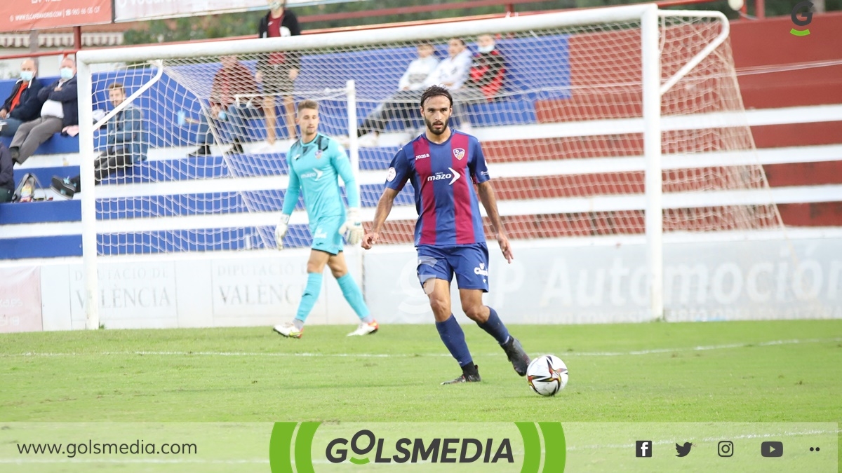 Jugador UD Alzira da un pase