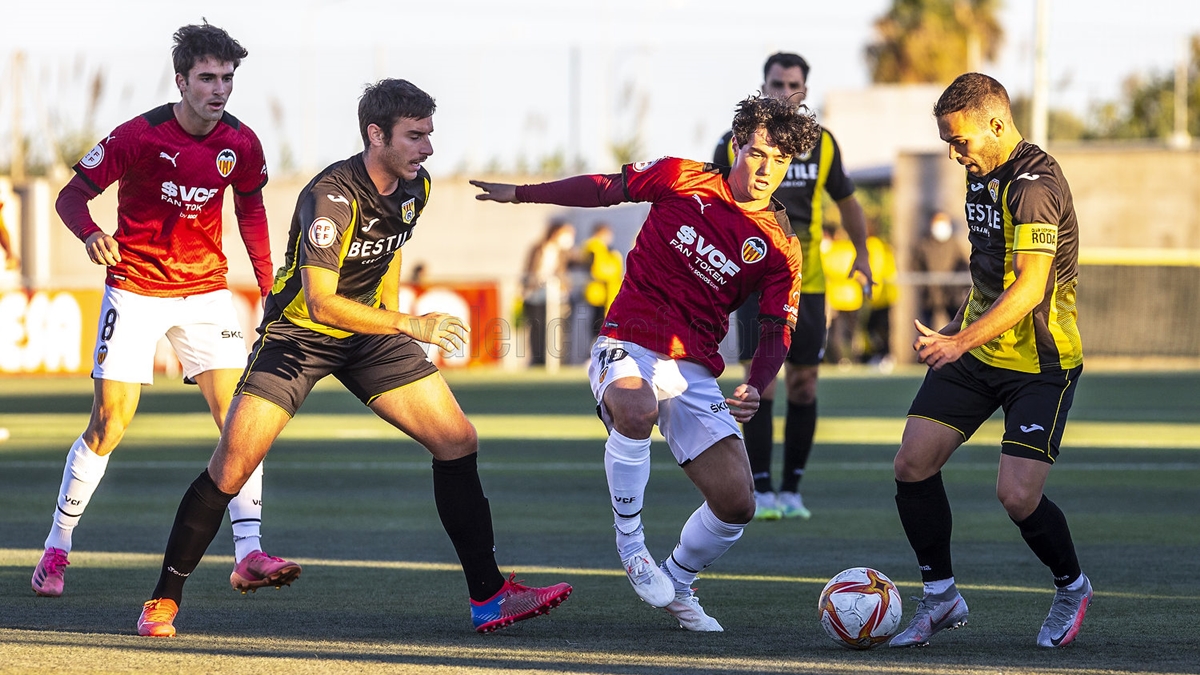 Jugador CD Roda conduce balón