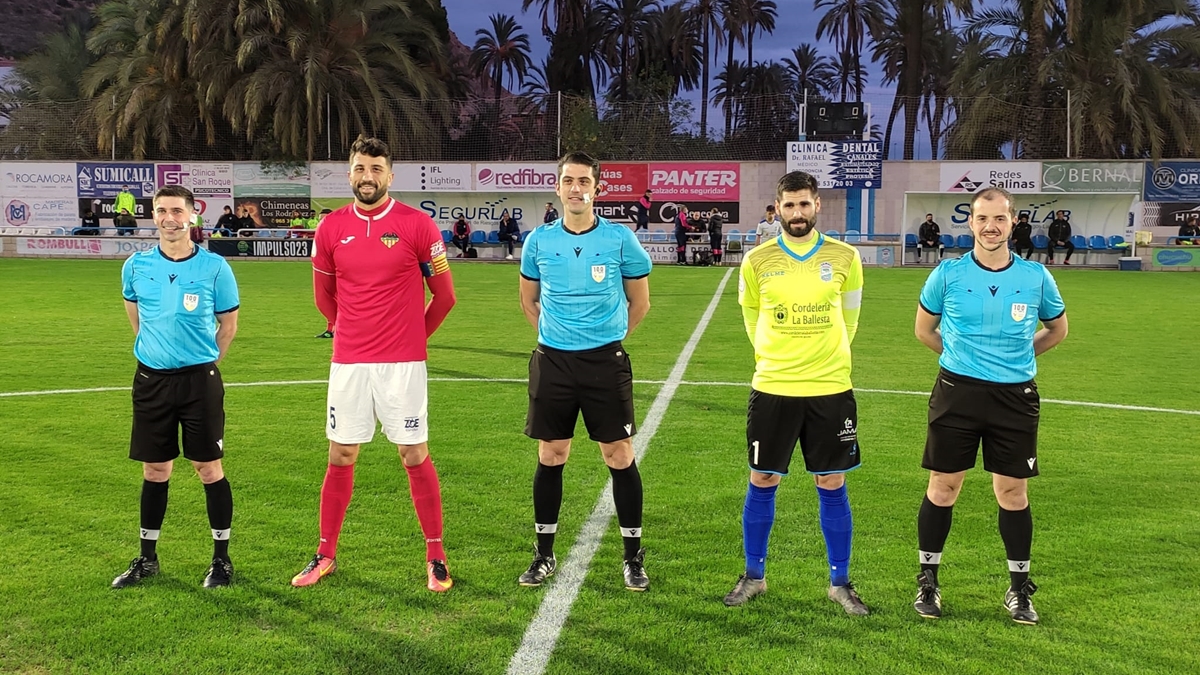 Foto capitanes y trío arbitral