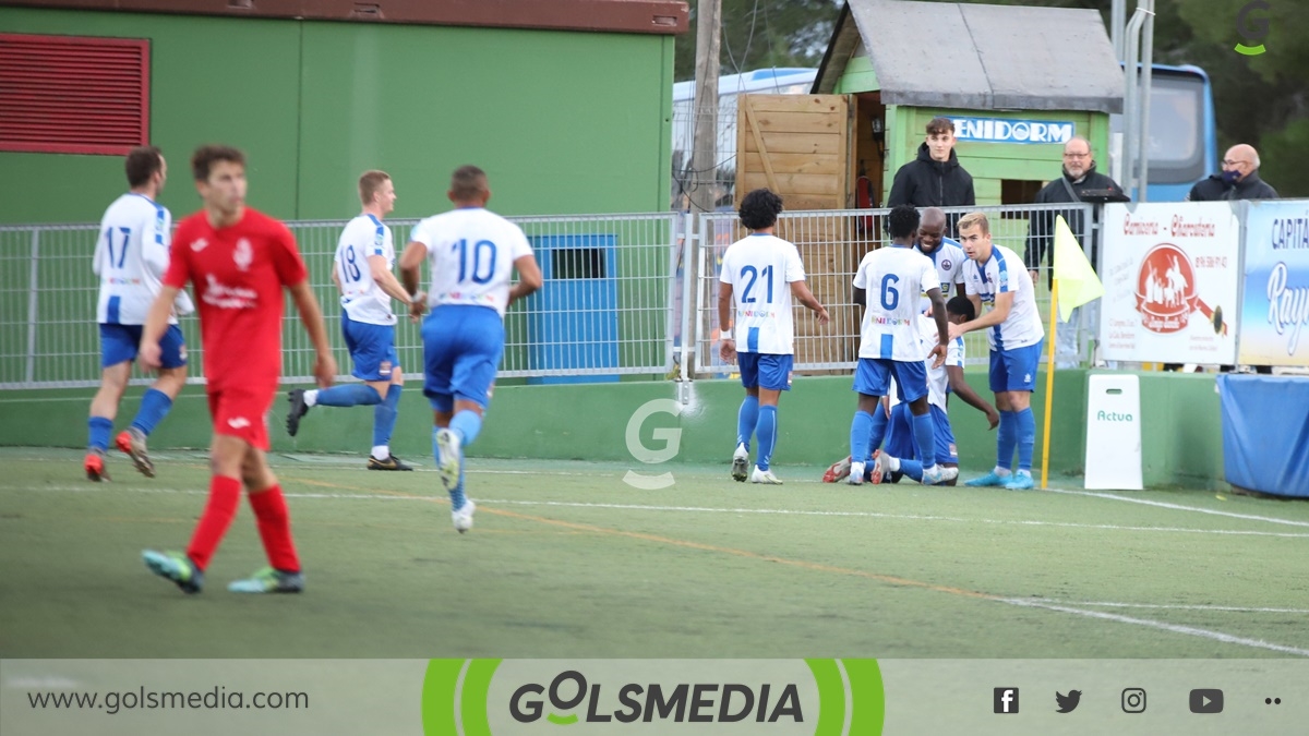 Jugadores Atlético Benidorm celebran gol