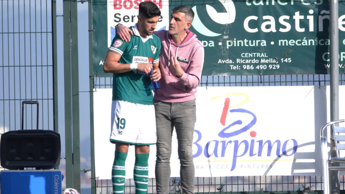 Borja Domingo recibe charla entrenador