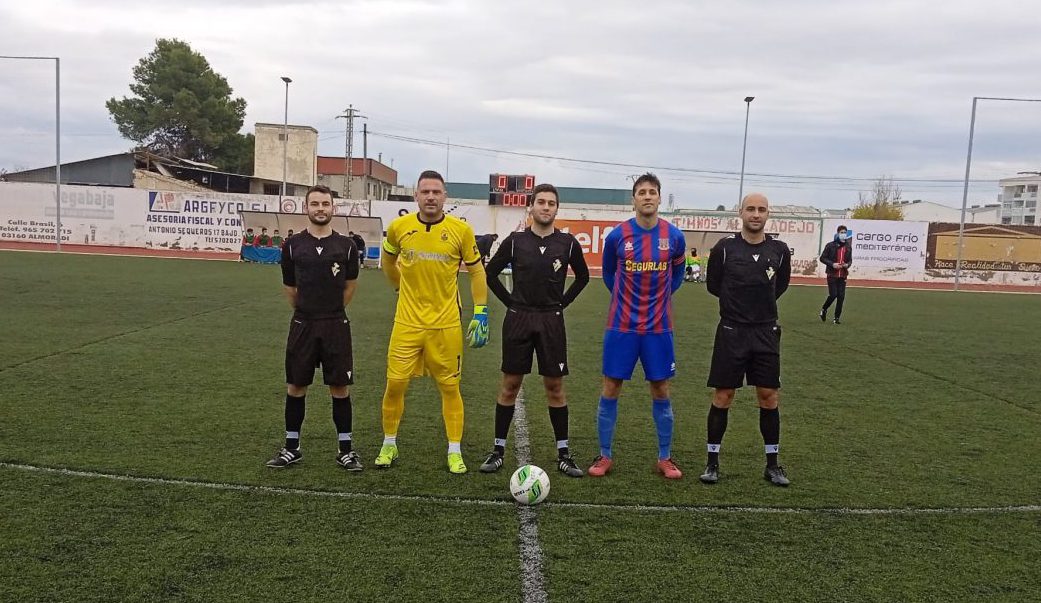 Los capitanes posan con el trío arbitral.