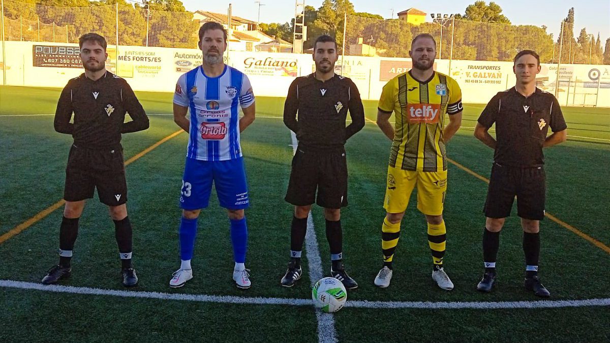 Los capitanes posan con el trío arbitral.