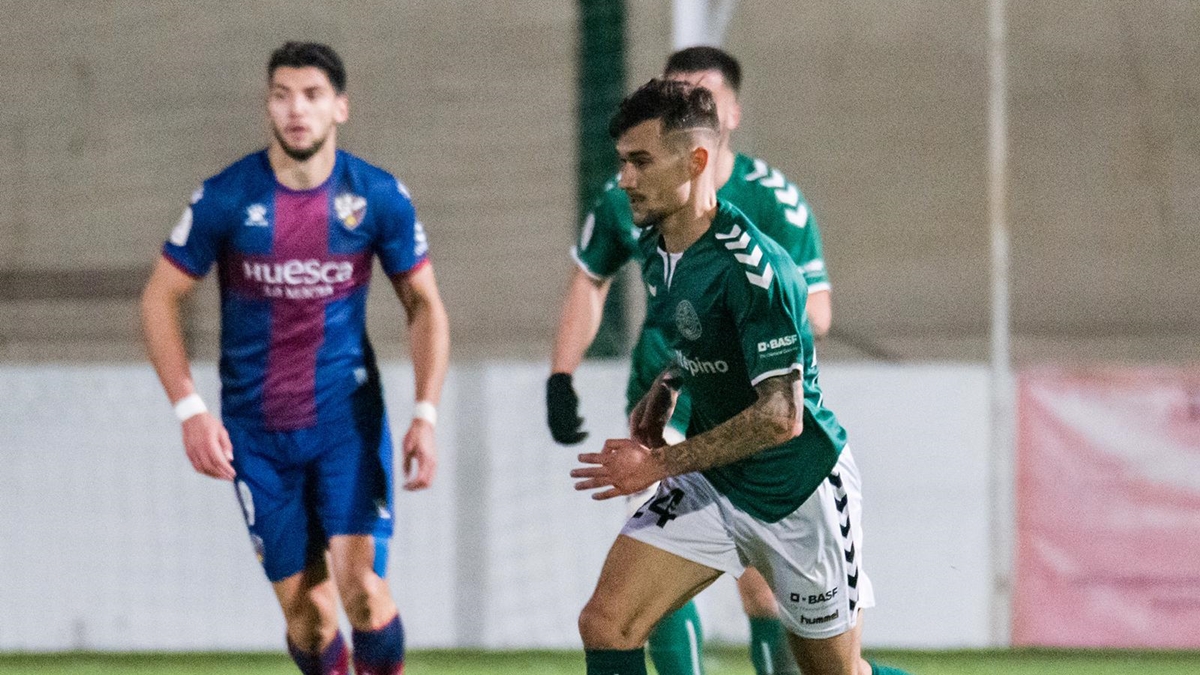 Daniyo Fernández conduce el balón