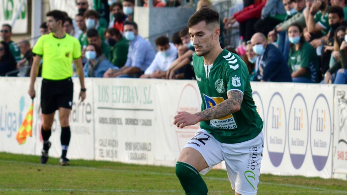 Daniyo Fernández conduce el balón