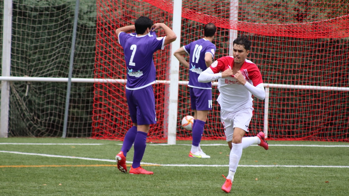 Jugador CD Ursaria celebra gol