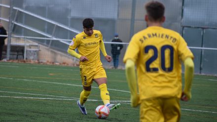 Iker Bachiller toca balón pie izquierdo