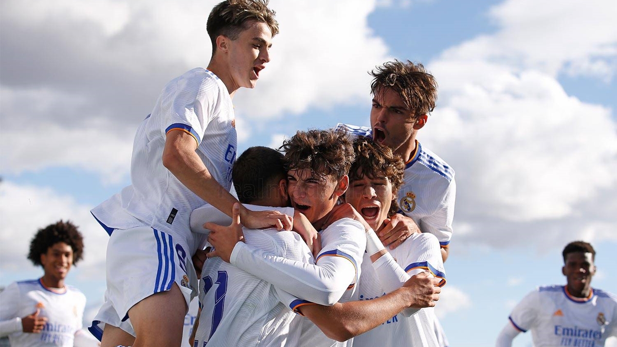 Jugadores Real Madrid celebran gol