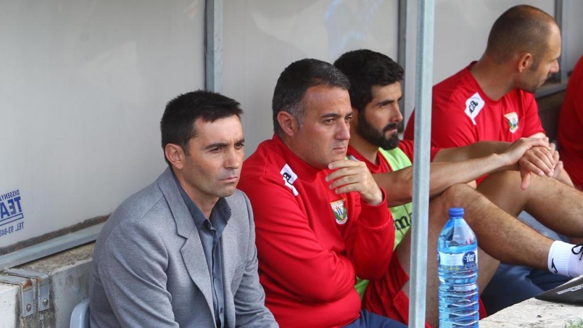 Jaime Pérez se toca barbilla
