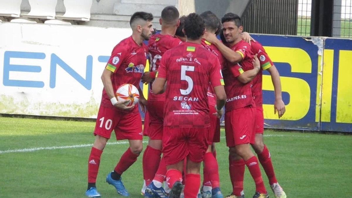 Jugadores UC Cartes celebran gol